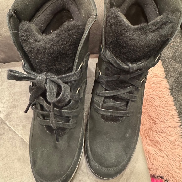 UGG : Suede + Sheepskin lining winter wedge boot. - Picture 6 of 7